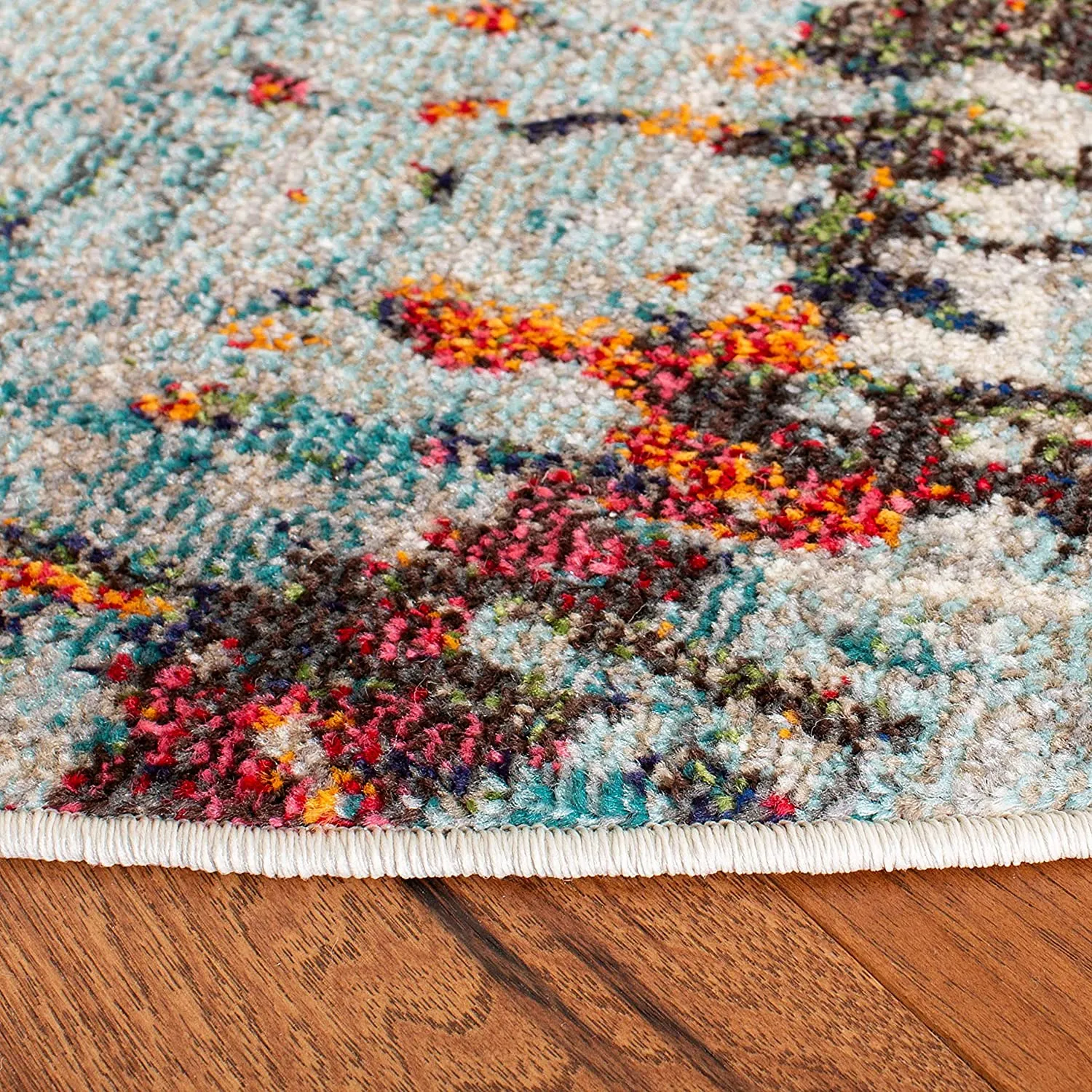 Brand new Chic Safavieh 5 Foot Round Area Rug! Made in Turkey! Stain & Fade Resistant!