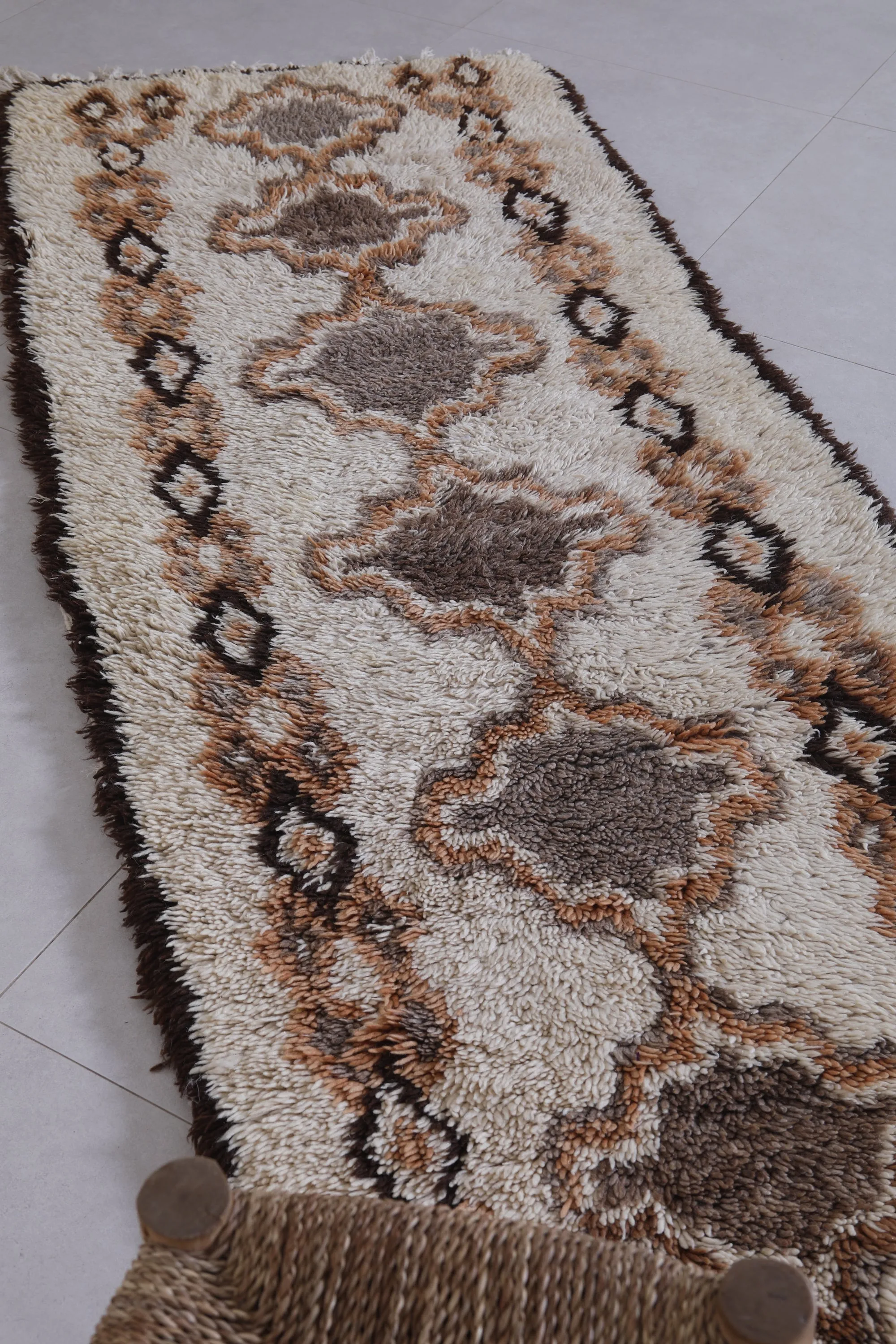 Moroccan Rug 2.6 x 6.7 Feet - Handwoven Geometric Design