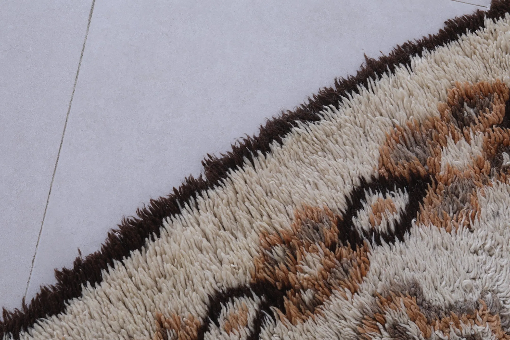 Moroccan Rug 2.6 x 6.7 Feet - Handwoven Geometric Design