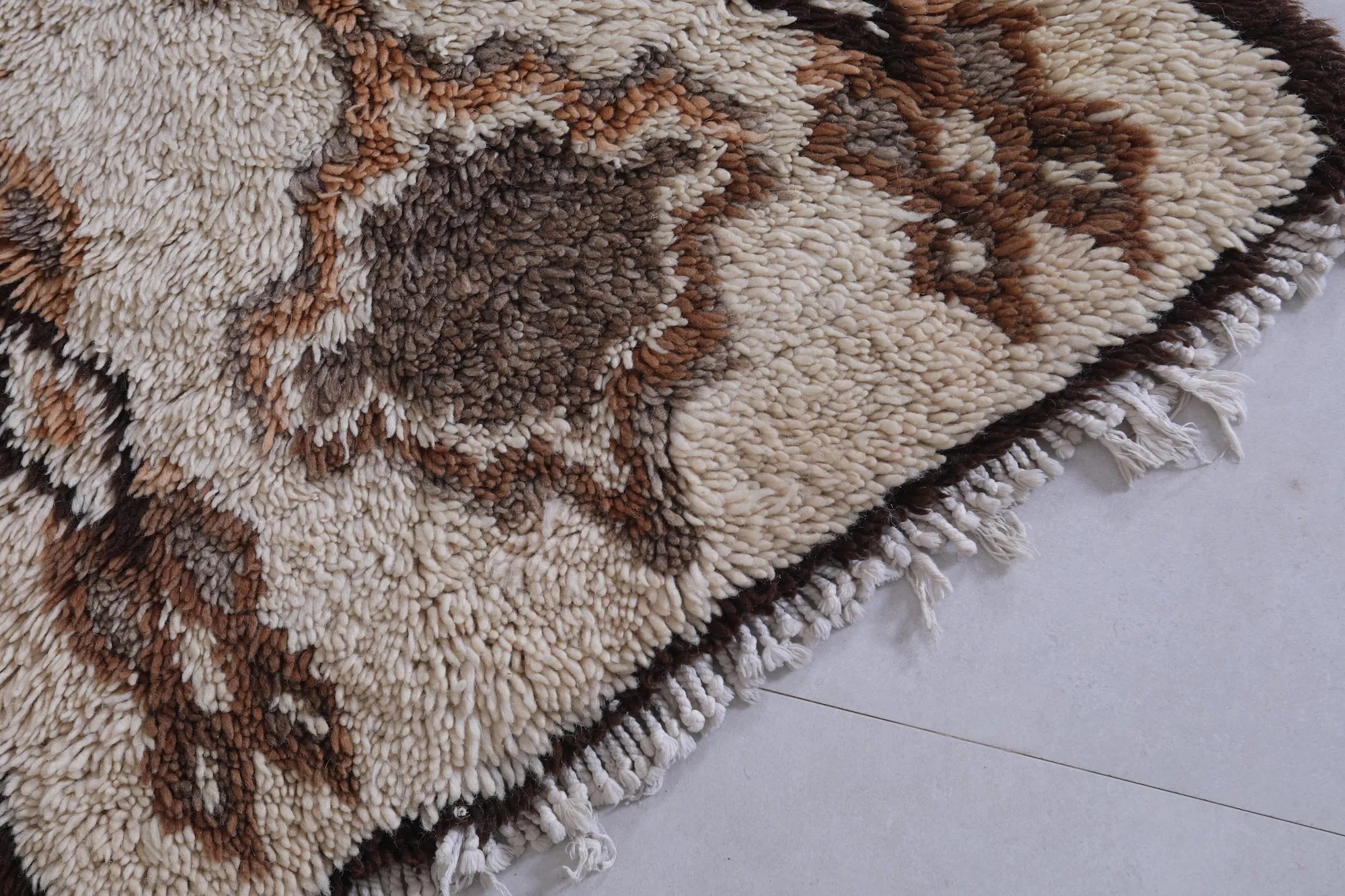 Moroccan Rug 2.6 x 6.7 Feet - Handwoven Geometric Design