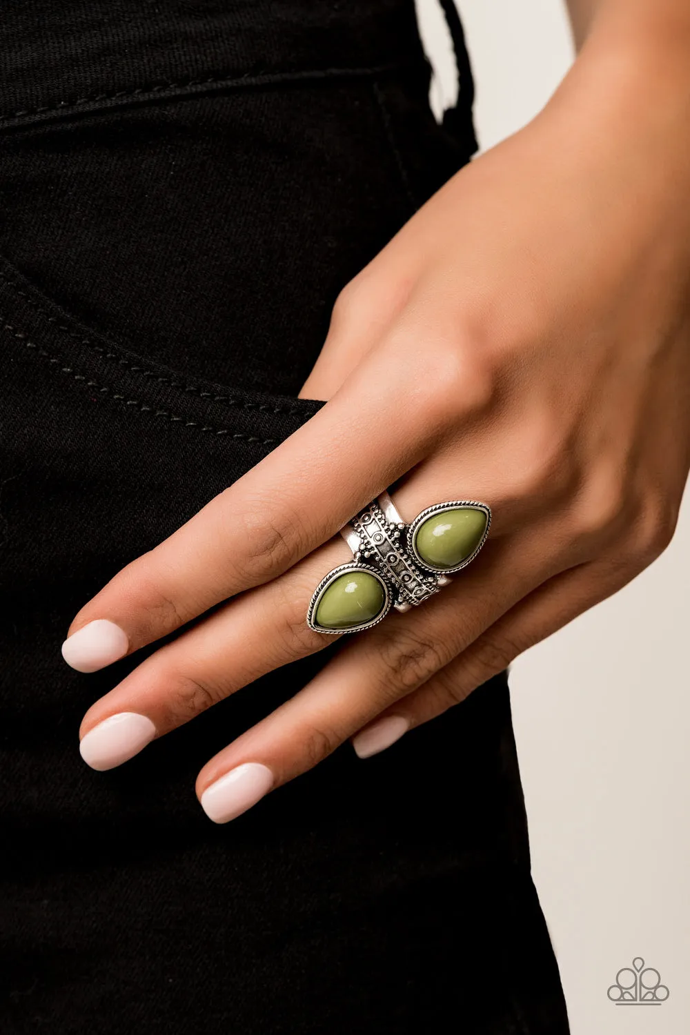Paparazzi - New Age Leader-Green Ring