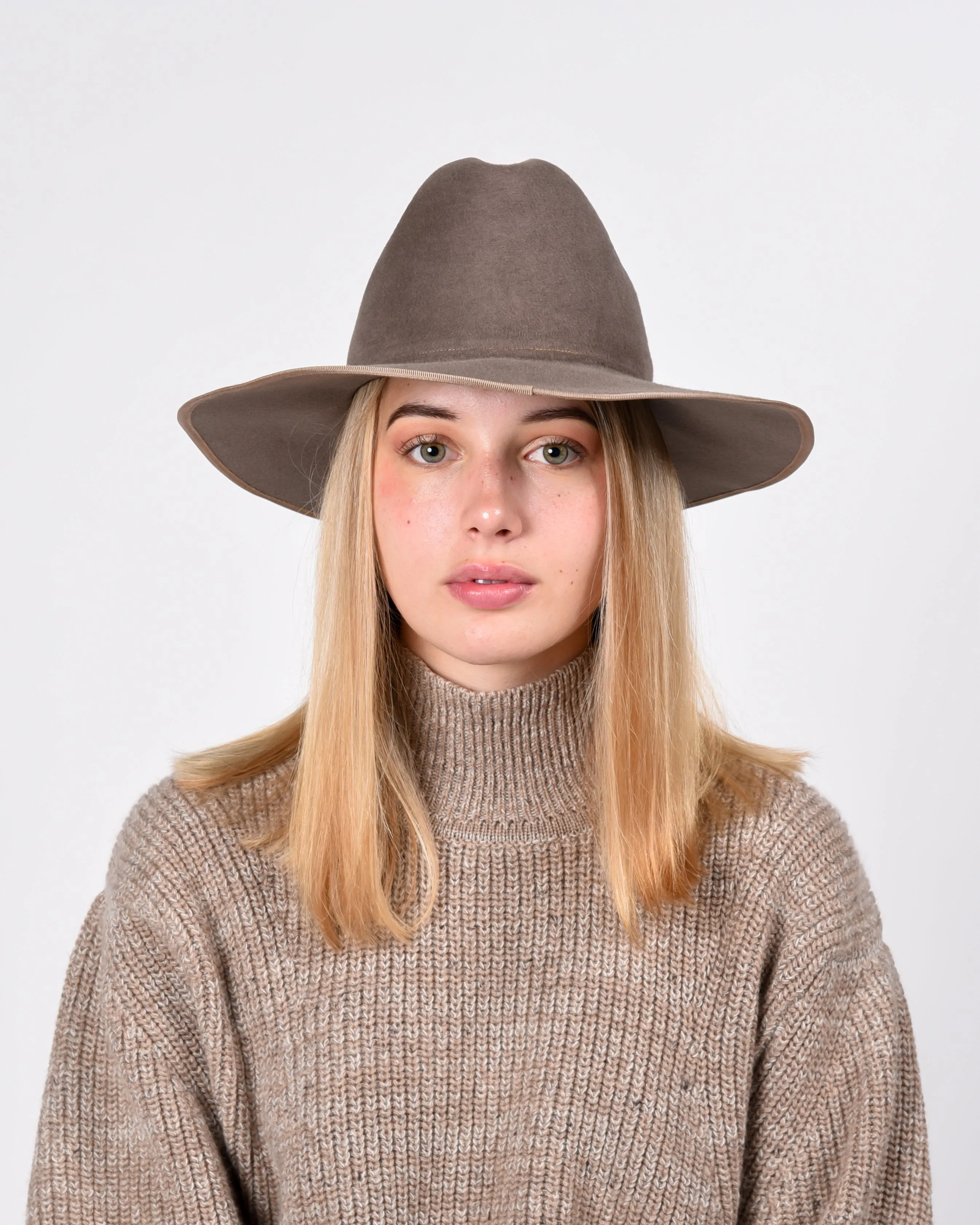 Savoy in mink velours felt