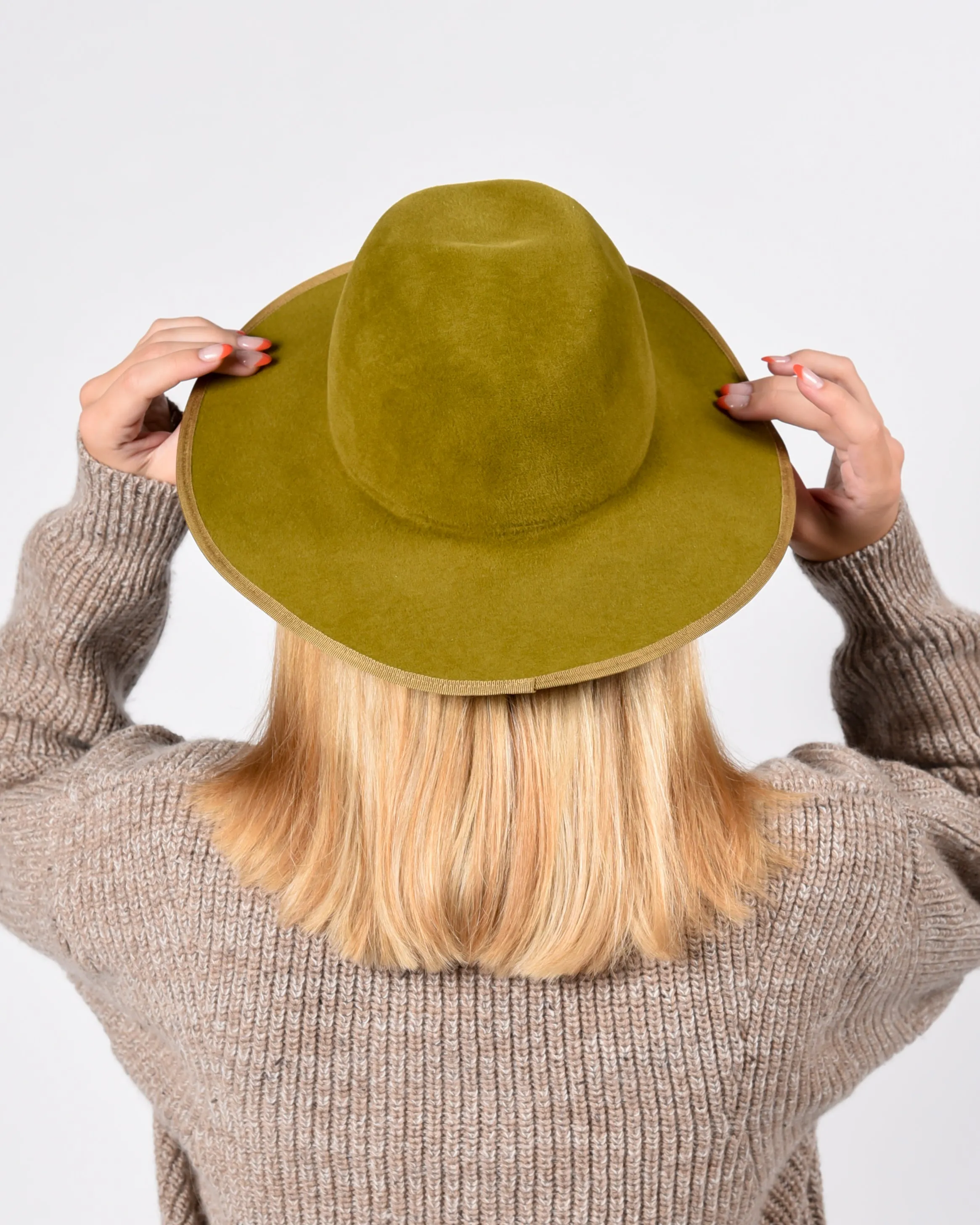 Simon in brass Velours felt