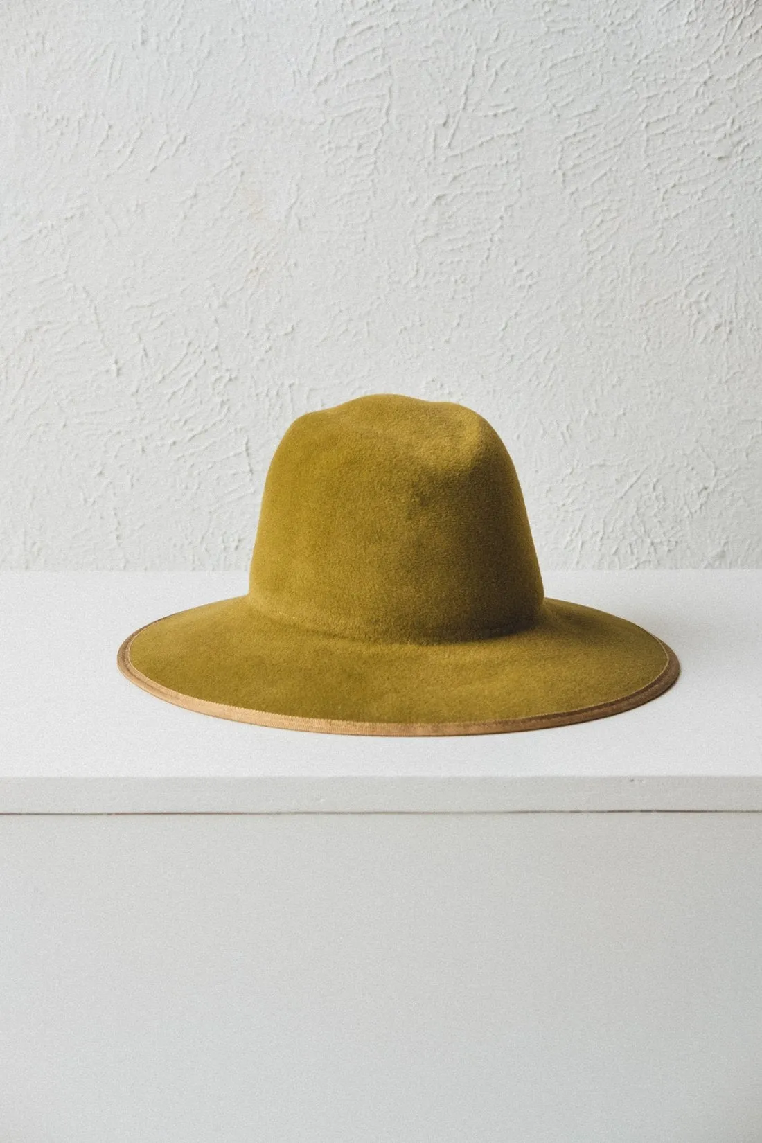 Simon in brass Velours felt