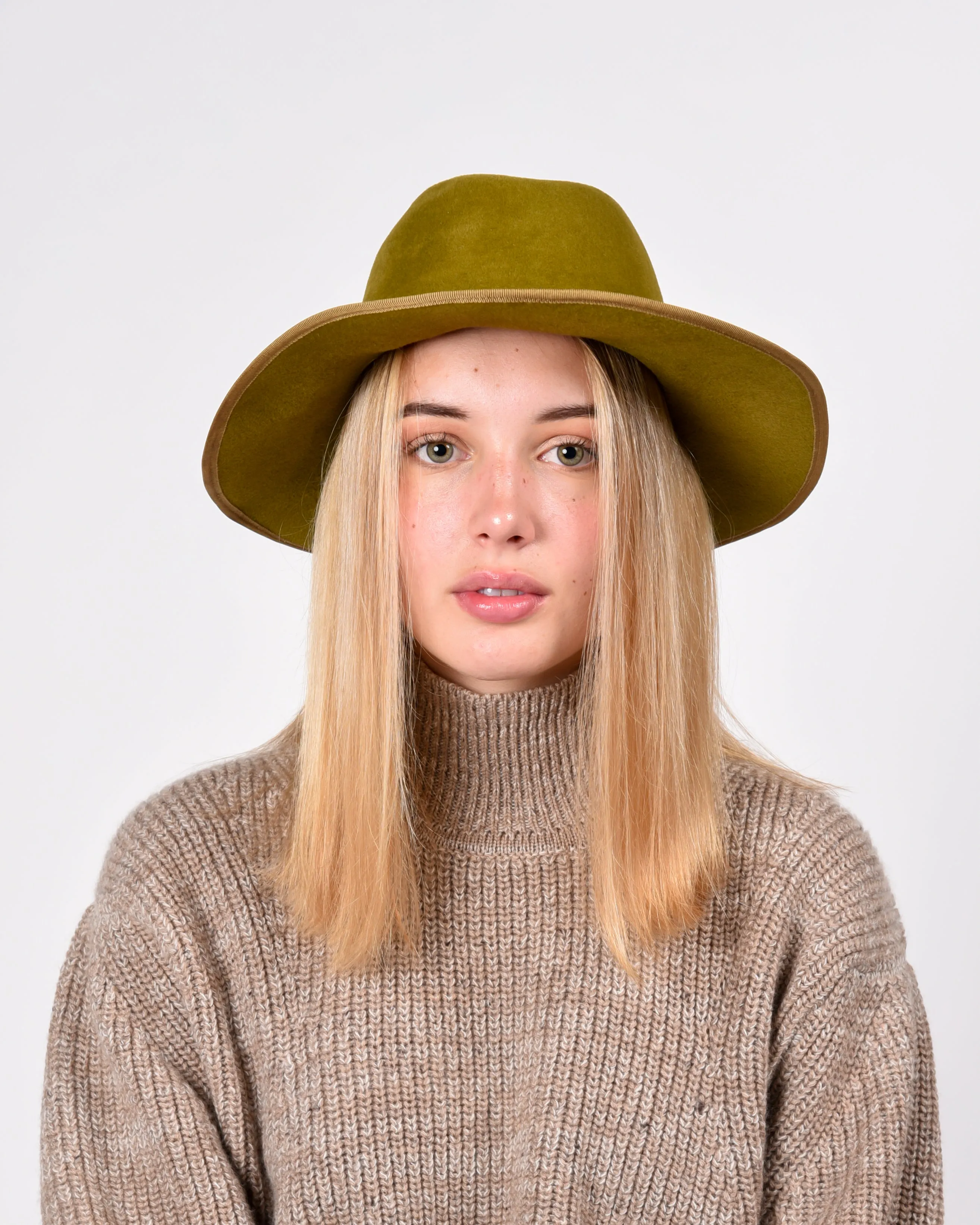 Simon in brass Velours felt