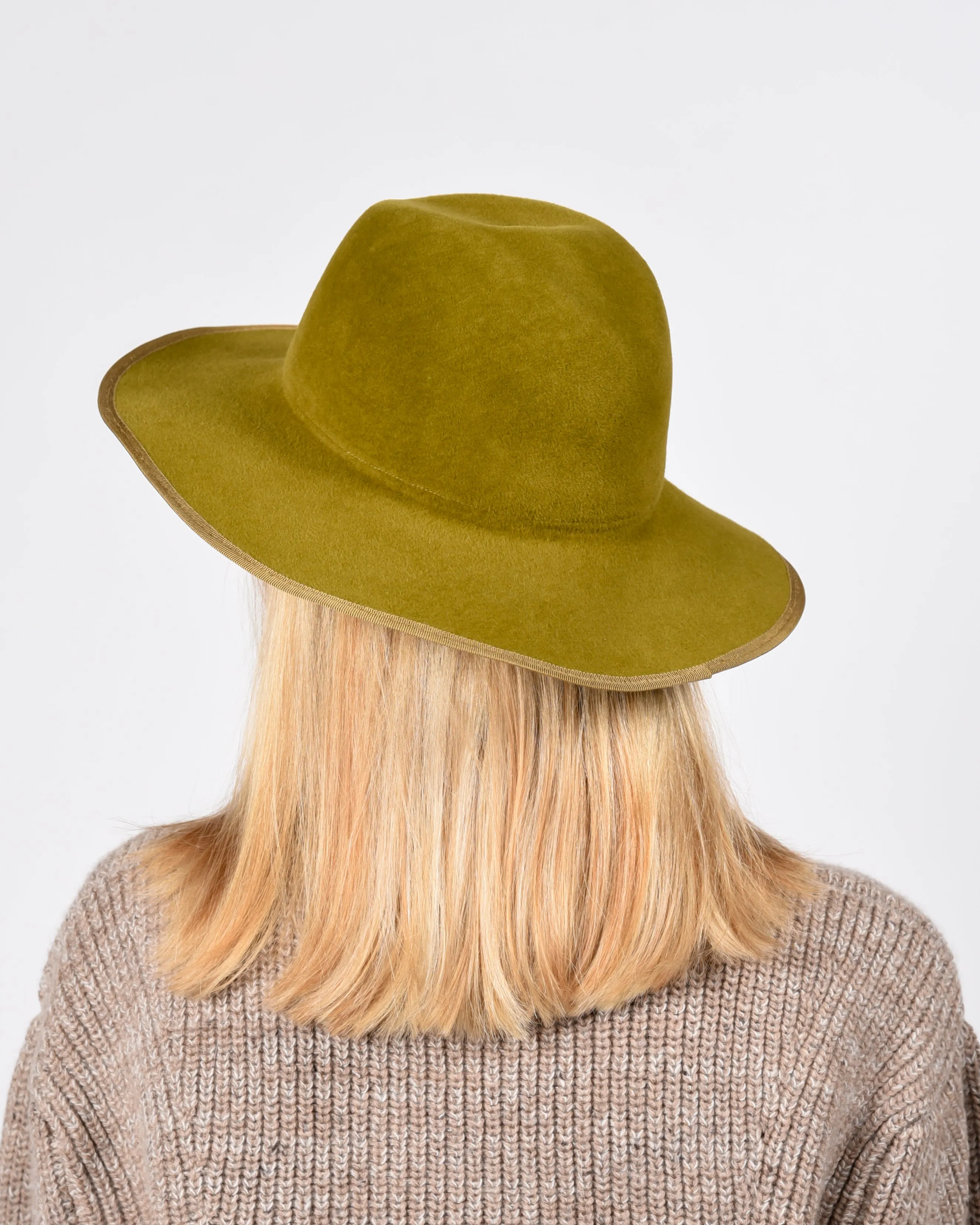 Simon in brass Velours felt