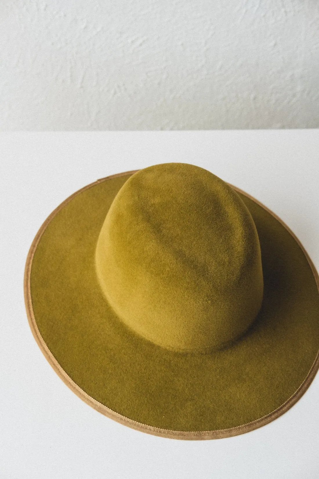 Simon in brass Velours felt