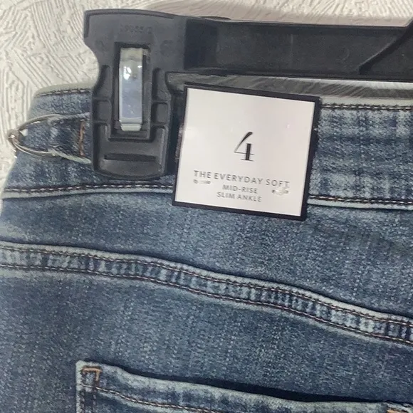 WHBM NEW - Sz 4 - the everyday soft - Mid Rise - slim ankle Jeans